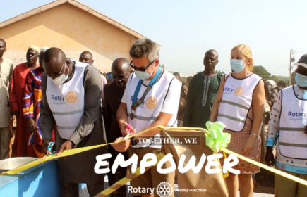 De burgemeester van N’Dali en de voorzitter van de Rotary Club Leuven – Rotselaar huldigen de boorput in Boko in.